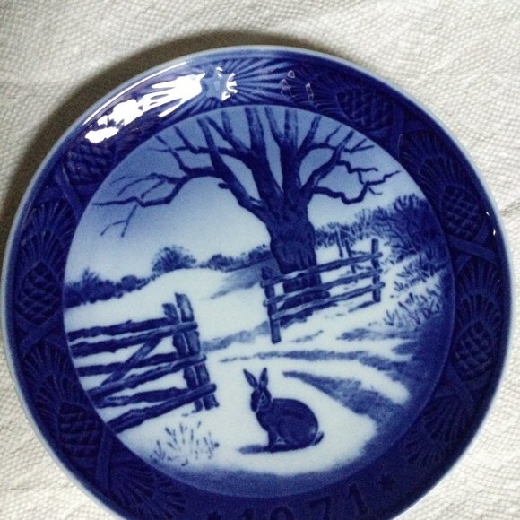 Royal Copenhagen Christmas Collector Plate 1971 Hare in winter - Picture 2 of 3